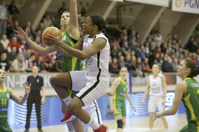 Punkty:Wisła Can-Pack Kraków: Jantel Lavender 20, Danielle McCray 12, Agnieszka Szott-Hejmej 12, Justyna Żurowska 11, Cristina Ouvina 9, Allie Quigley 9, Zane Tamane 7, Paulina Pawlak 0, Agnieszka Skobel 0.

Euroleasing Sopron: Tianna Hawkins 33, Sara Krnjic 10, Orsolya Zsovar 6, Katerina Tetemondova 3, Iva Ciglar 2, Zsofia Fegyverneky 2, Kelly Faris 0, Dragana Stankovic 0.

W listopadzie 2013 r. wiślaczki pokonały w Sopronie węgierski zespół 67:61. W środę w Krakowie koszykarki "Białej Gwiazdy" zwyciężyły gładko.