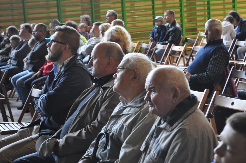 Traktoriada w Grzybnie. Pogoda nie straszna fanom...