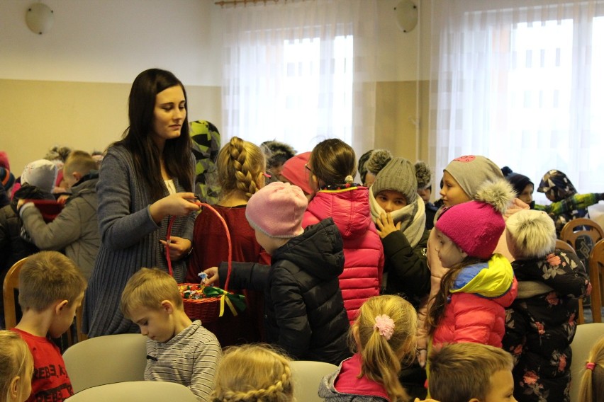 Mikołajki w Czarnożyłach. Uczniowie i przedszkolaki obejrzeli świąteczny spektakl[ZDJĘCIA]