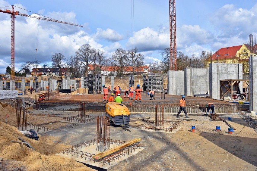 Co się dzieje na stadionie Pogoni Szczecin? Duży ruch przy budowie obiektu. ZDJĘCIA