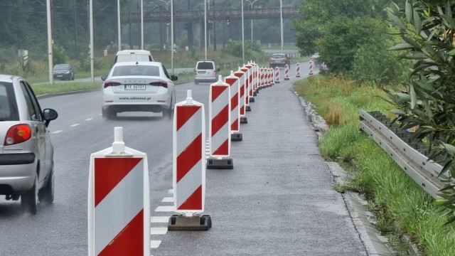 Na ulicy Krakowskiej w Kielcach rozpoczęła się budowa ścieżki rowerowej. Kierowcy muszą się liczyć z utrudnieniami, ponieważ zostanie wyłączona z ruchu część jezdni.