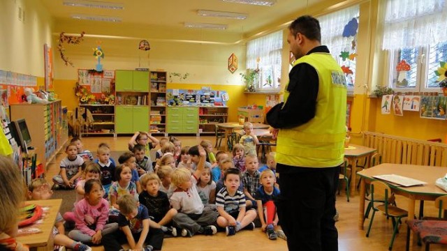 Strażnicy uczyli dzieci bezpiecznie przechodzić przez jezdnię