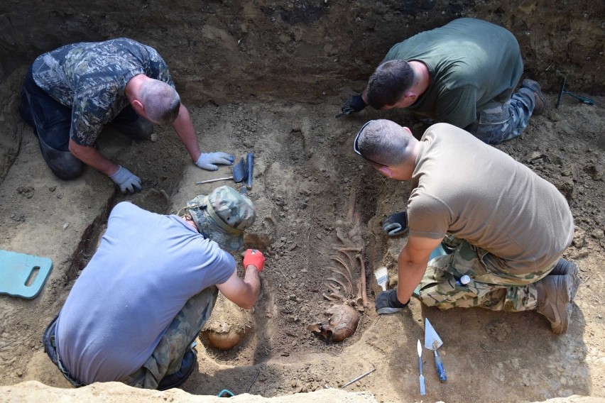 Badania archeologiczne na terenie zapomnianego cmentarza z...