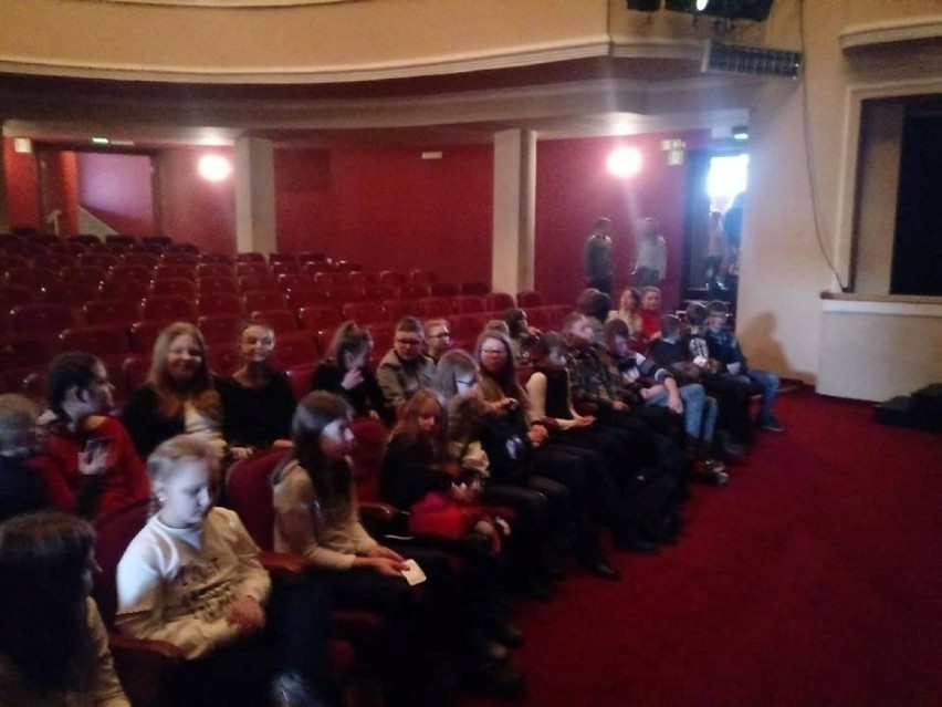 Uczniowe szkoły w Kuczkowie wybrali się do teatru