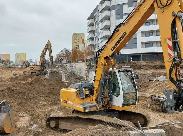 Wlot na rondo Kujawskie od strony ul. Solskiego oraz wylot w kierunku ronda Inowrocławskiego są obniżane. Wymaga to rozbiórki ostatnich elementów dawnego przejścia podziemnego oraz przełożenia wielu instalacji elektroenergetycznych, teletechnicznych oraz innych mediów.