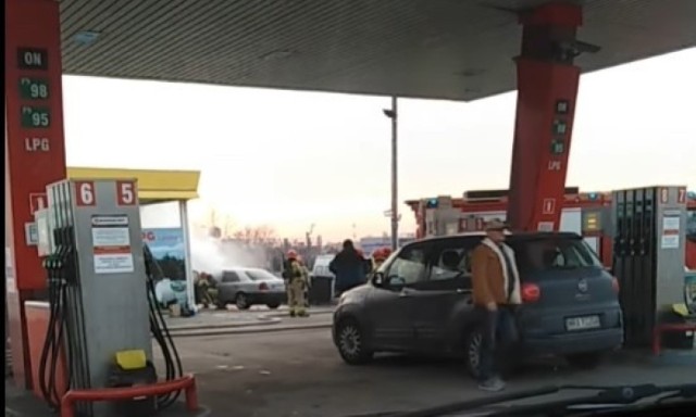 Samochód zapalił się na stacji paliw przy ulicy Mazowieckiego w Radomiu.