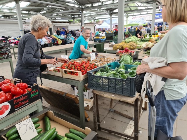 Na początku zeszłorocznego sezonu klienci żartowali, że czereśnie będą kupować na sztuki. Do góry szybowały ceny wszystkiego: od pomidorów, przez szparagi i truskawki po borówki. Sprawdziliśmy, jak wygląda sytuacja na targowisku na starcie tegorocznego sezonu.