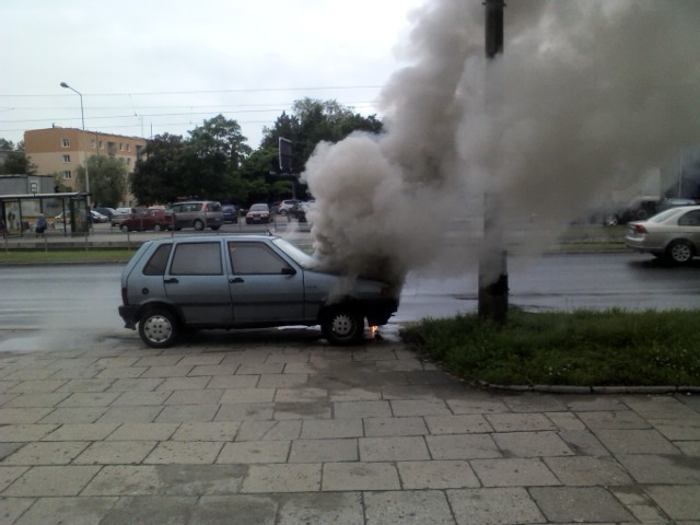 Spłonął samochód na ulicy Paderewskiego w Łodzi