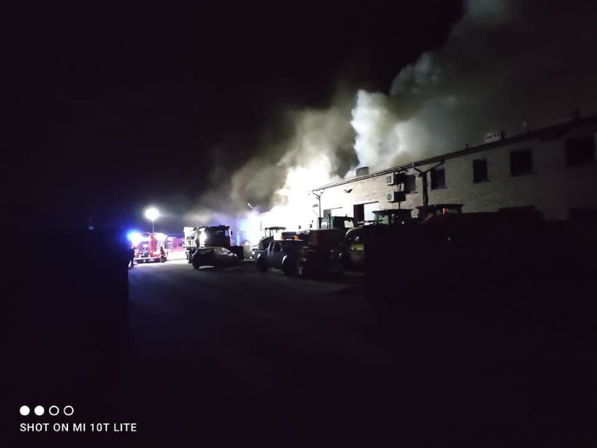 Płonie hala w Boronowie koło Lublińca. 17 zastępów strażaków walczy z ogniem ZDJĘCIA