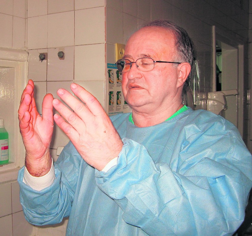 Przed każdą operacją profesor spogląda na swoje dłonie