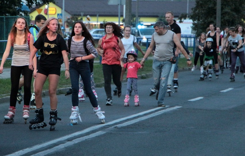 W weekend ponad stu rolkarzy pojechało ulicami miasta na...