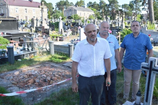 Marek Rytych, Jan Janiec i Cezary Majcherski ze stowarzyszenia "Nasze Dziedzictwo" przy grobowcu rodziny Witwickich. Żeliwny pomnik już został rozebrany i jest remontowany.