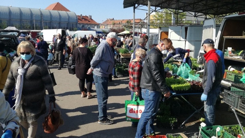 Setki osób na targowisku przy 3 Maja w Kaliszu. ZDJĘCIA