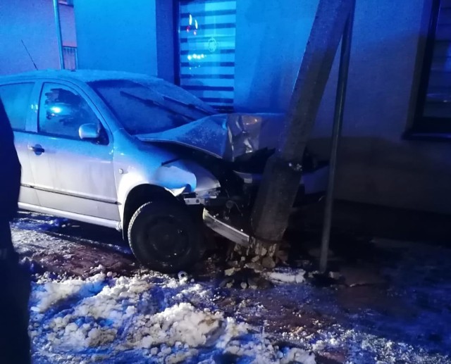 Kierowca uderzył w słup na Żwirki i Wigury w Lublińcu
