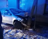 Kierowca uderzył w słup na Żwirki i Wigury w Lublińcu