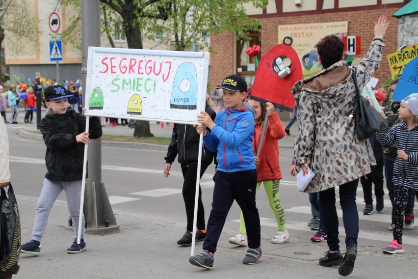 Dzieci z SP nr 2 przeszły ulicami Pruszcza Gdańskiego. Marsz Ekologiczny z okazji Międzynarodowego Dnia Ziemi [ZDJĘCIA]