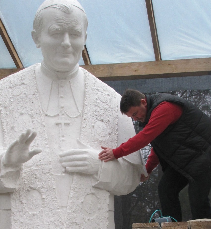 Lęborski pomnik Papieża nabiera kształtów w odlewni