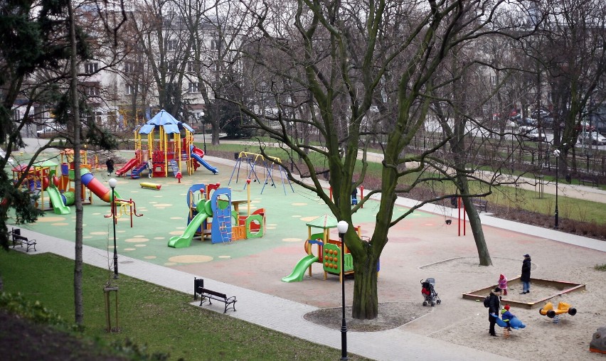 Plac zabaw w parku Żeromskiego coraz bliżej. Powstaną tam cztery strefy dla dzieci. Wiadomo, kiedy otwarcie
