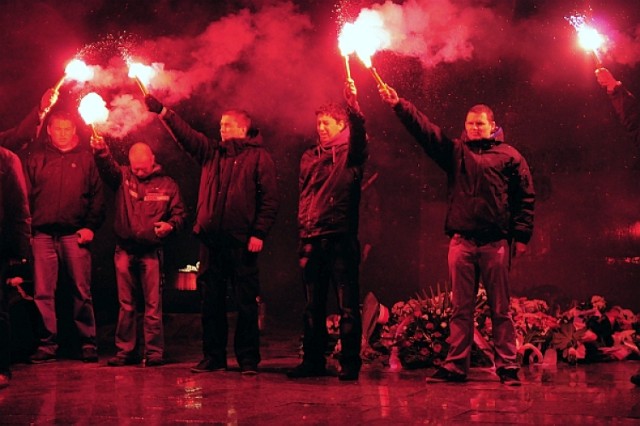 Kibice Lecha Poznań rozświetlili racami poznańskie obchody 30. ...