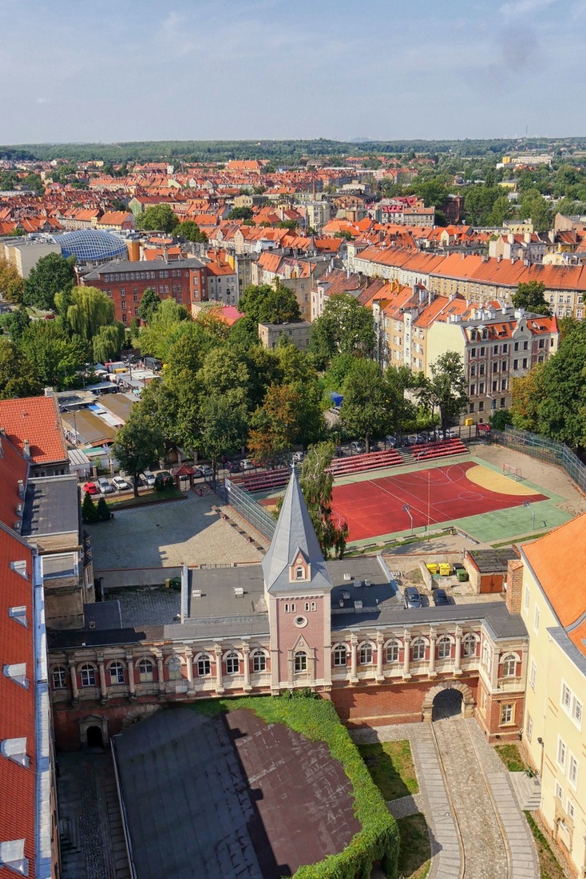 Widokowa wieża św. Piotra od jutra ponownie otwarta! Zobacz, jak prezentuje się z niej Legnica [ZDJĘCIA]