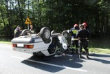 Wypadek w powiecie braniewskim. Czołowe zderzenie 2 aut i dachowanie mercedesa [zdjęcia]