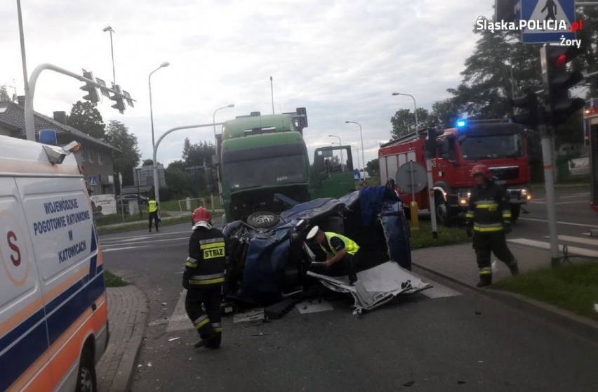 Zderzenie ciężarówki i volkswagena na skrzyżowaniu Dworcowej i Nad Rudą - ZDJĘCIA