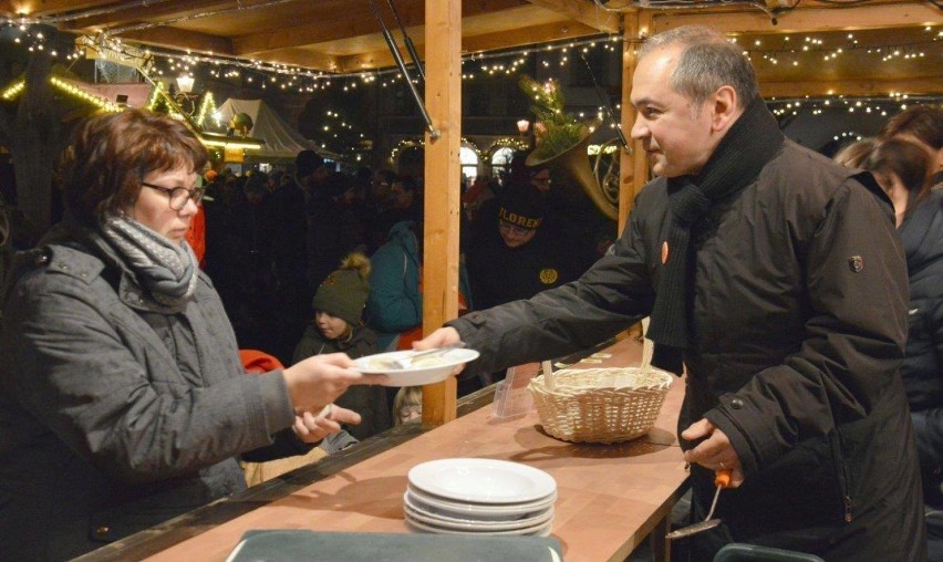 Burmistrzowie serwowali pierogi  i zupę grzybową! Zebrali prawie 400 euro! [ZDJĘCIA]