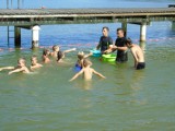Bezpłatna nauka pływania w Strudze. Sześćdziesięcioro dzieci zdobyło nowe umiejętności. Część otrzymała też kartę pływacką [ZDJĘCIA]