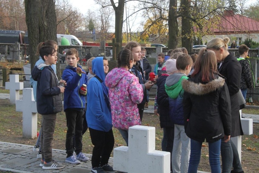 100 zniczy na 100-lecie niepodległości na kieleckim cmentarzu. Wyjątkowa akcja uczniów