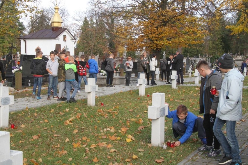 100 zniczy na 100-lecie niepodległości na kieleckim cmentarzu. Wyjątkowa akcja uczniów