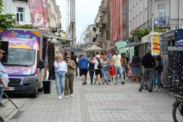 Sobota, 19 maja, to kolejny dzień z food truckami na ulicy Sienkiewicza w Kielcach. Mieszkańcy próbują smakołyków z kuchni świata.