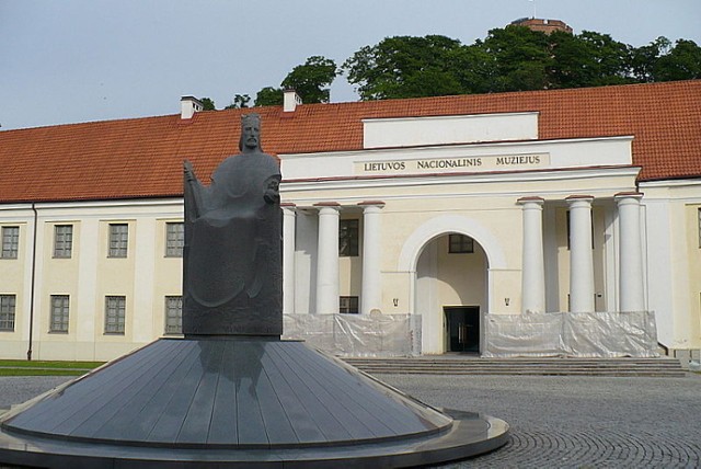 Przed Litewskim Muzeum Narodowym stoi pomnik króla Mendoga - jedynego koronowanego władcy litewskiego. Fot. Jola Paczkowska