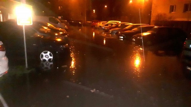 Woda z pękniętej magistrali zalała parking przy bloku na Bratysławskiej 17.