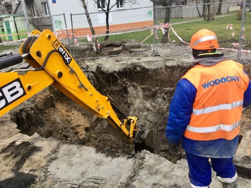 Magistralę o średnicy 30 cm poprowadzono na głębokości ponad...