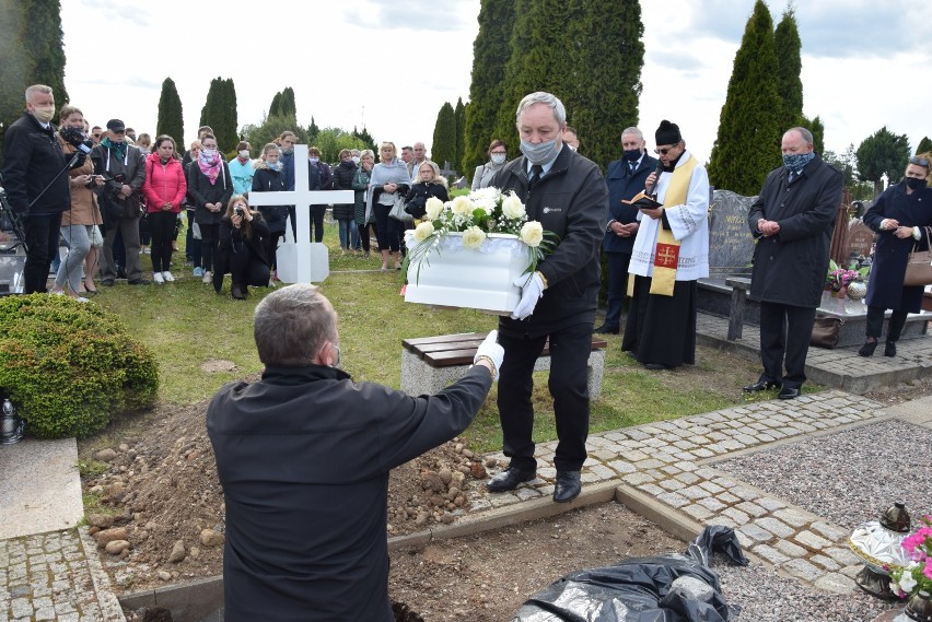 Pogrzeb dzieci martwo urodzonych w Suwałkach. Do jednego grobu złożono czternaście ciał dzieci [Zdjęcia]