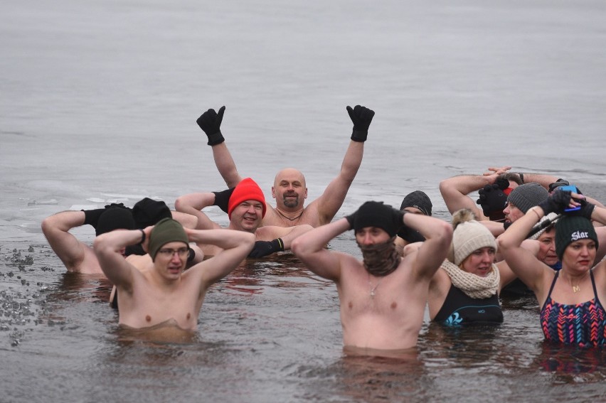 Nie zabrakło także pokazów pierwszej pomocy i broni palnej,...