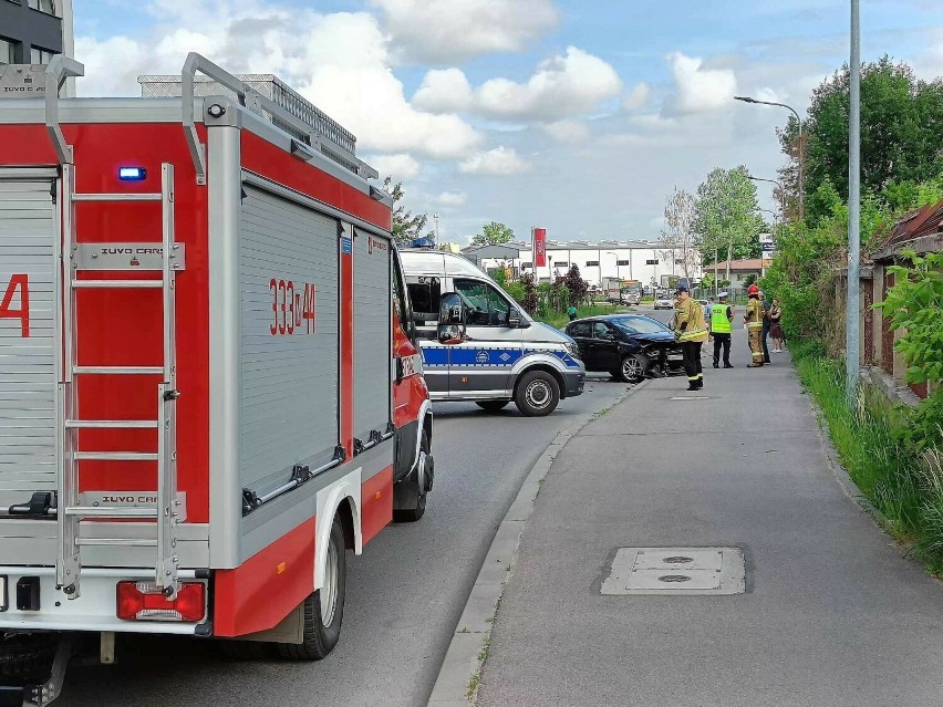 Podwójny wypadek w Radomiu, dwa samochody zderzyły się na Wierzbickiej, a potem na Tartacznej