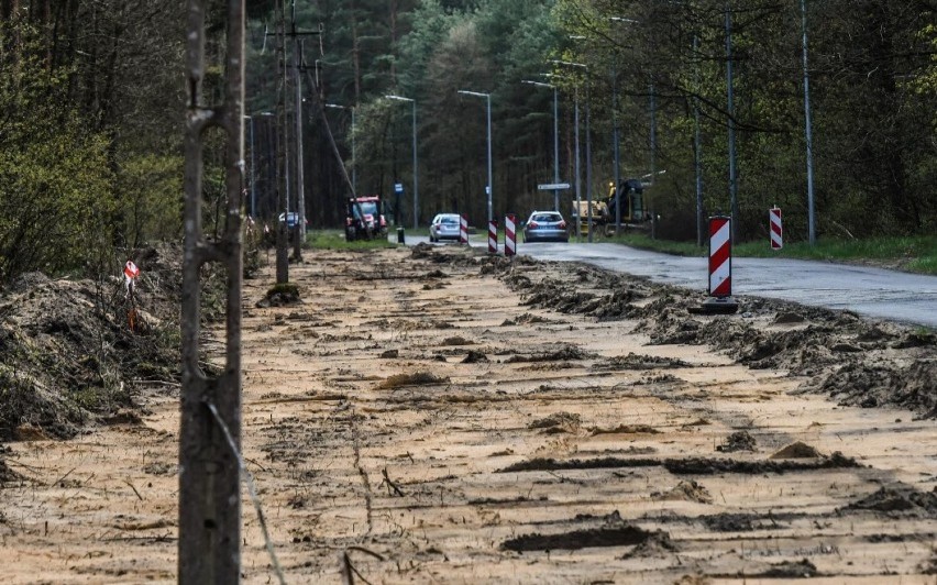 Na placu budowy trwają prace przy układaniu pierwszych...