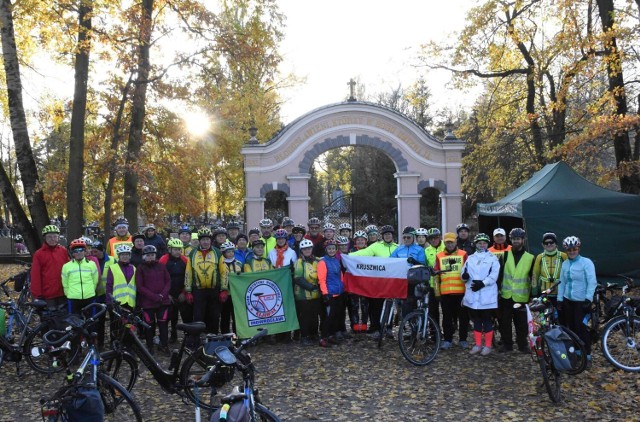 W rajdzie rowerowym "105 kilometrów na 105-lecie odzyskania przez Polskę niepodległości", zorganizowanym przez KTR "Goplanie" w Kruszwicy uczestniczyło ponad 60. cyklistów