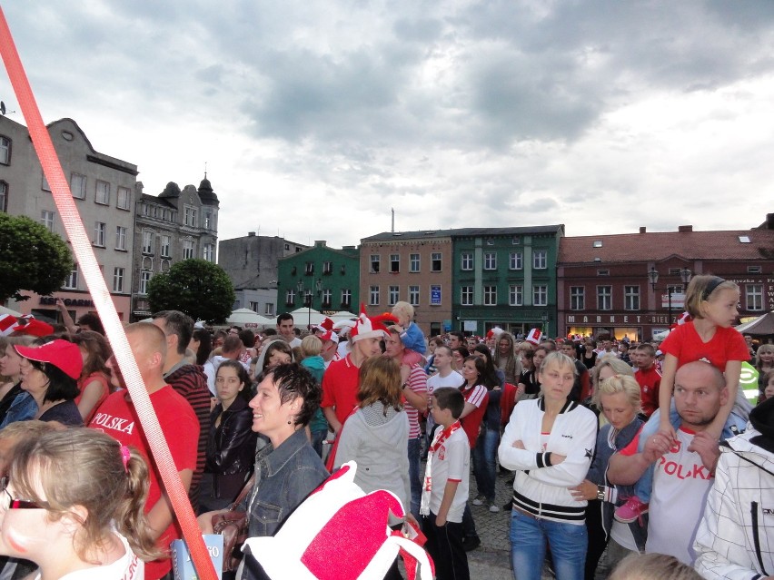 Mieszkańcy Kościerzyny przyszli na Rynek, aby kibicować biało - czerwonym w meczu z Czechami