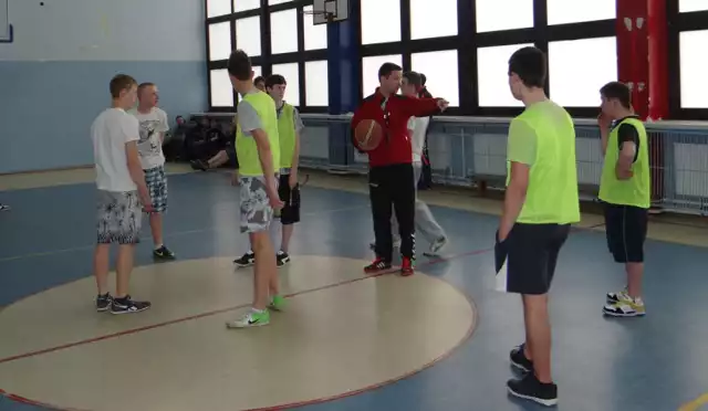 W Zespole Szkół Ponadgimnazjalnych nr 1 w Radomsku uczniowie chętnie biorą udział w lekcjach wychowania fizycznego. Jedną z form zajęć  jest np. doskonalenie gry w koszykówkę i ćwiczenie dwutaktu