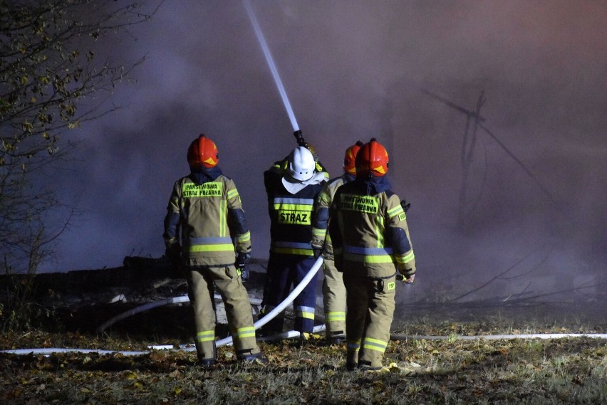 Pożar budynku w Bystrej poderwał do akcji strażaków z JRG i...