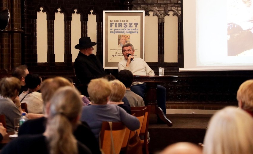 Stanisław Firszt w poszukiwaniu zaginionej Legnicy, spotkanie w bibliotece, zdjęcia