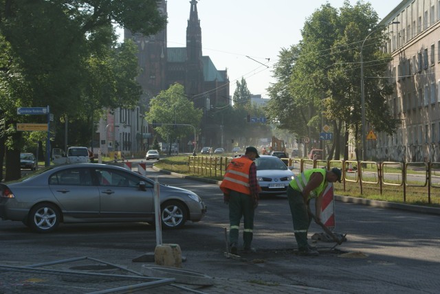 Trwa remont ul. Królowej Jadwigi. Nakładana będzie jeszcze nowa warstwa asfaltu