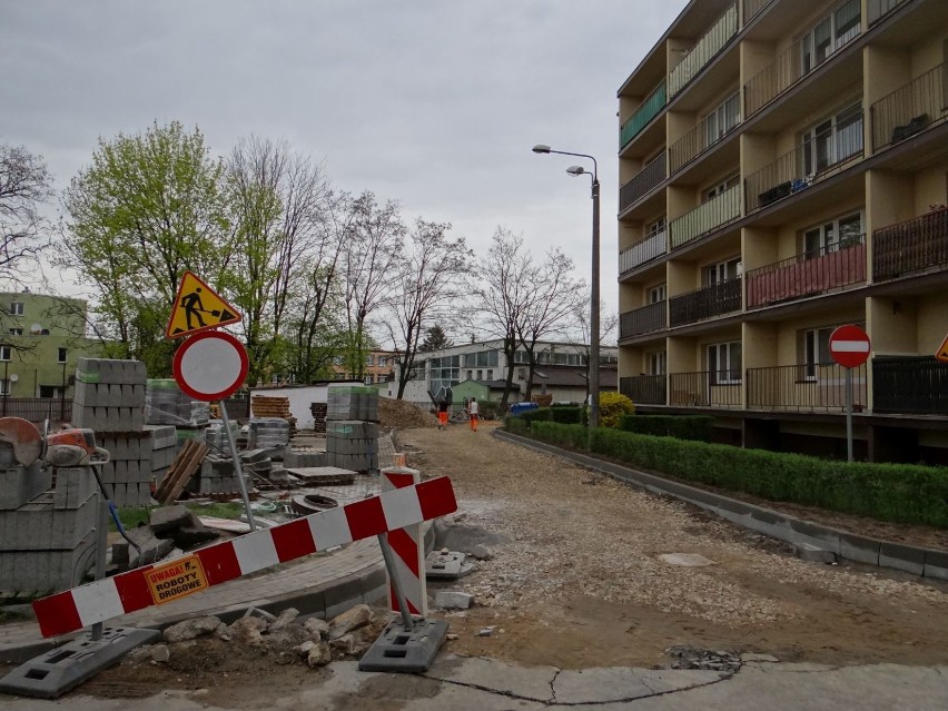 Parking na os. Wyszyńskiego z poślizgiem. Jak długo jeszcze potrwają roboty? [ZDJĘCIA]