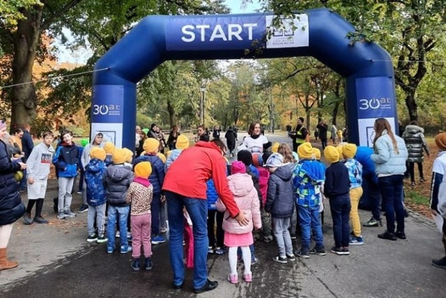 W czwartek (14 października) uczniowie szkoły, ich nauczyciele oraz rodzice wzięli udział w pikniku sportowo - rekreacyjnym