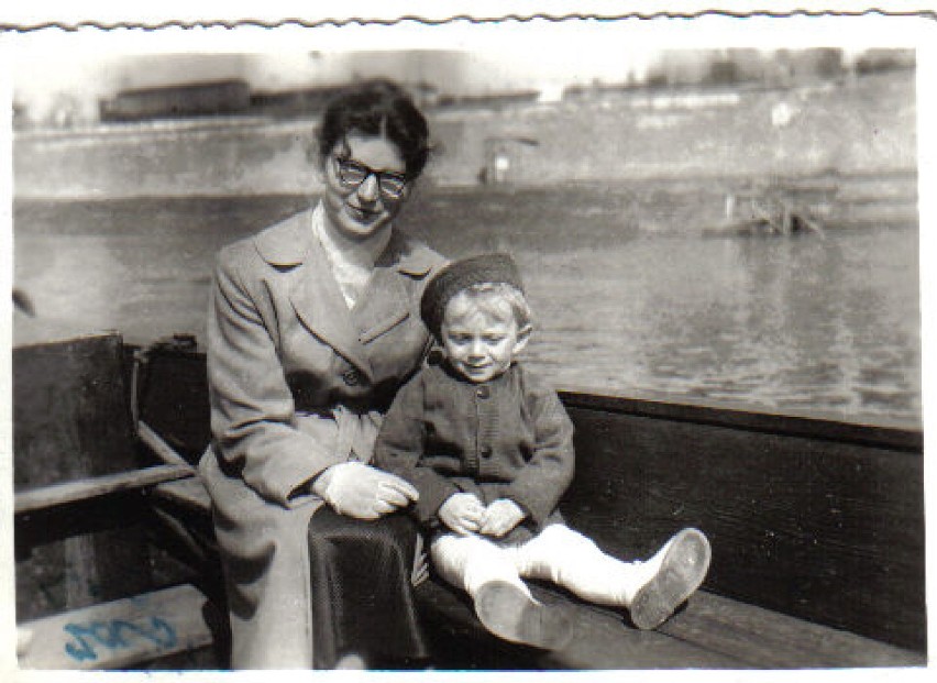 Moja Babcia na łódce Pana Zacharka.
