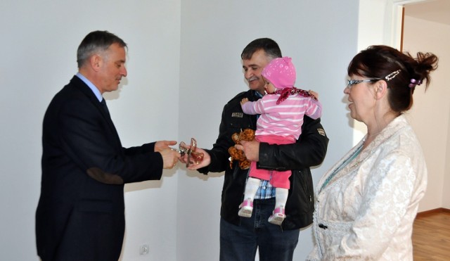 Halina i Leszek Słuszniakowie, z czwórką dzieci, którzy tworzą zawodową rodzinę zastępczą, odebrali od prezydenta Wałbrzycha klucze do wyremontowanego mieszkania komunalnego