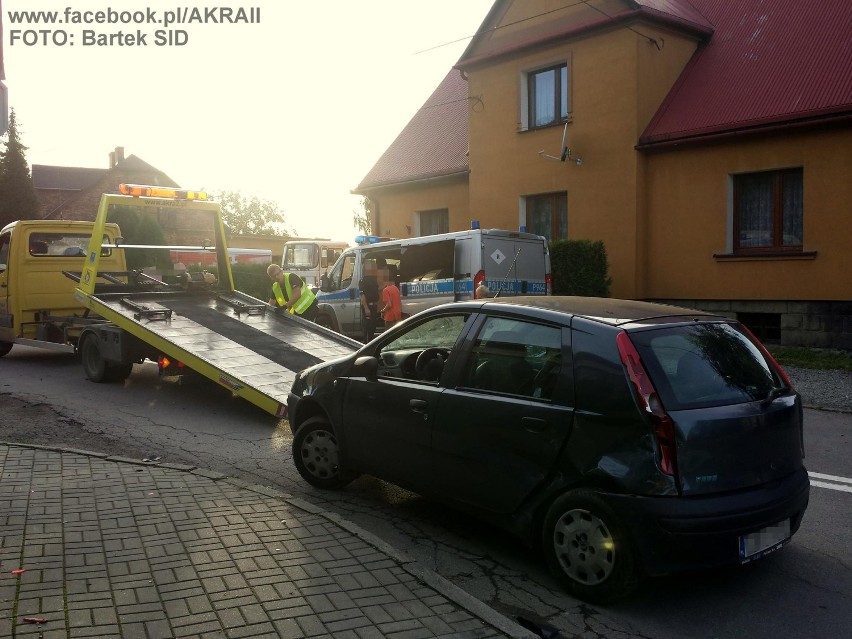 Wypadek w Kozach koło kościoła. Dacia staranowała fiata [ZDJĘCIA]