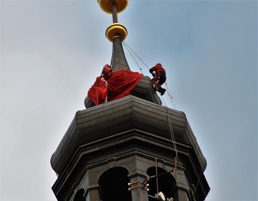 Głogów: Czapka Mikołaja na wieży ratuszowej [FOTO]